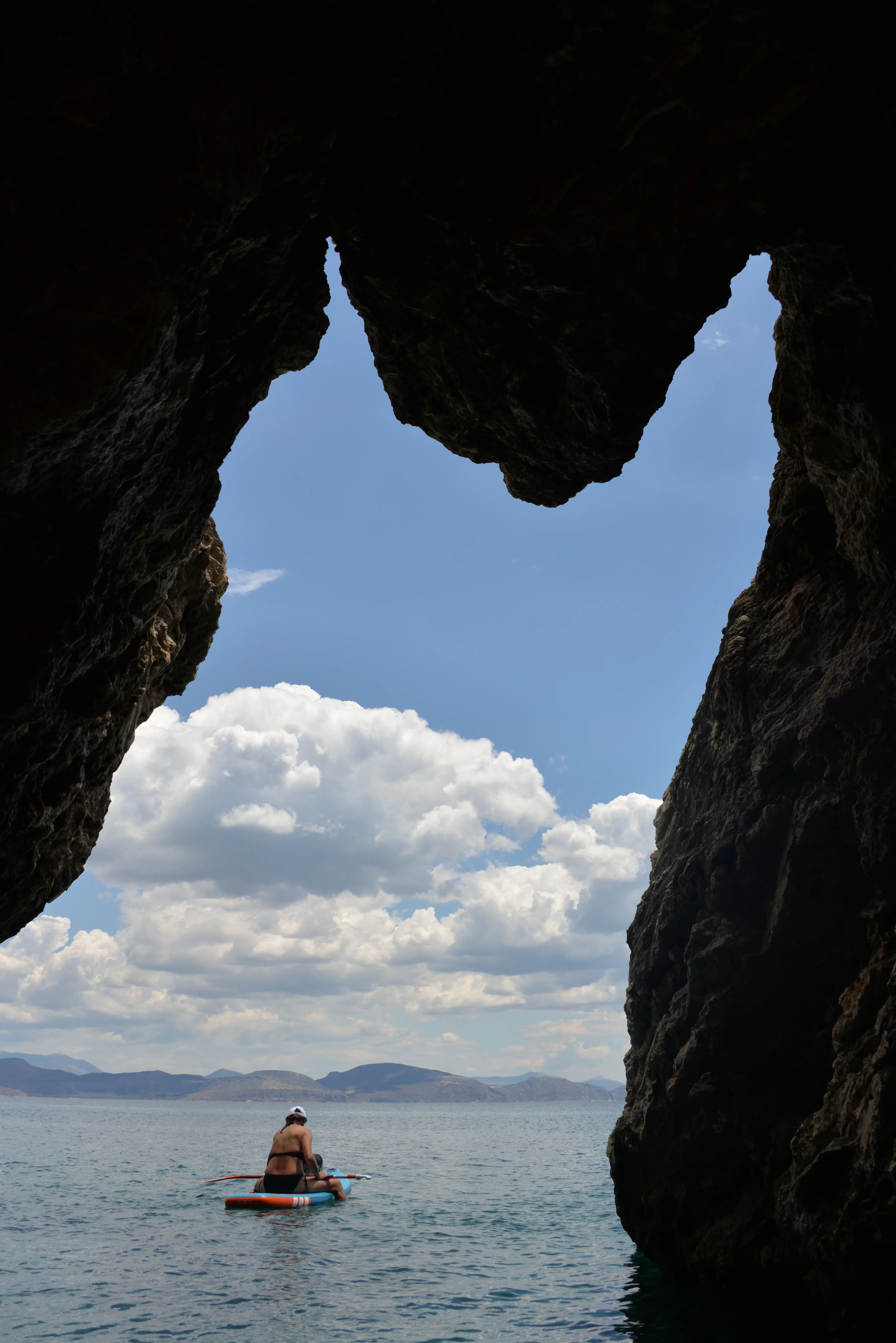 Himmel und Wolken aus einer Meereshöhle gesehen