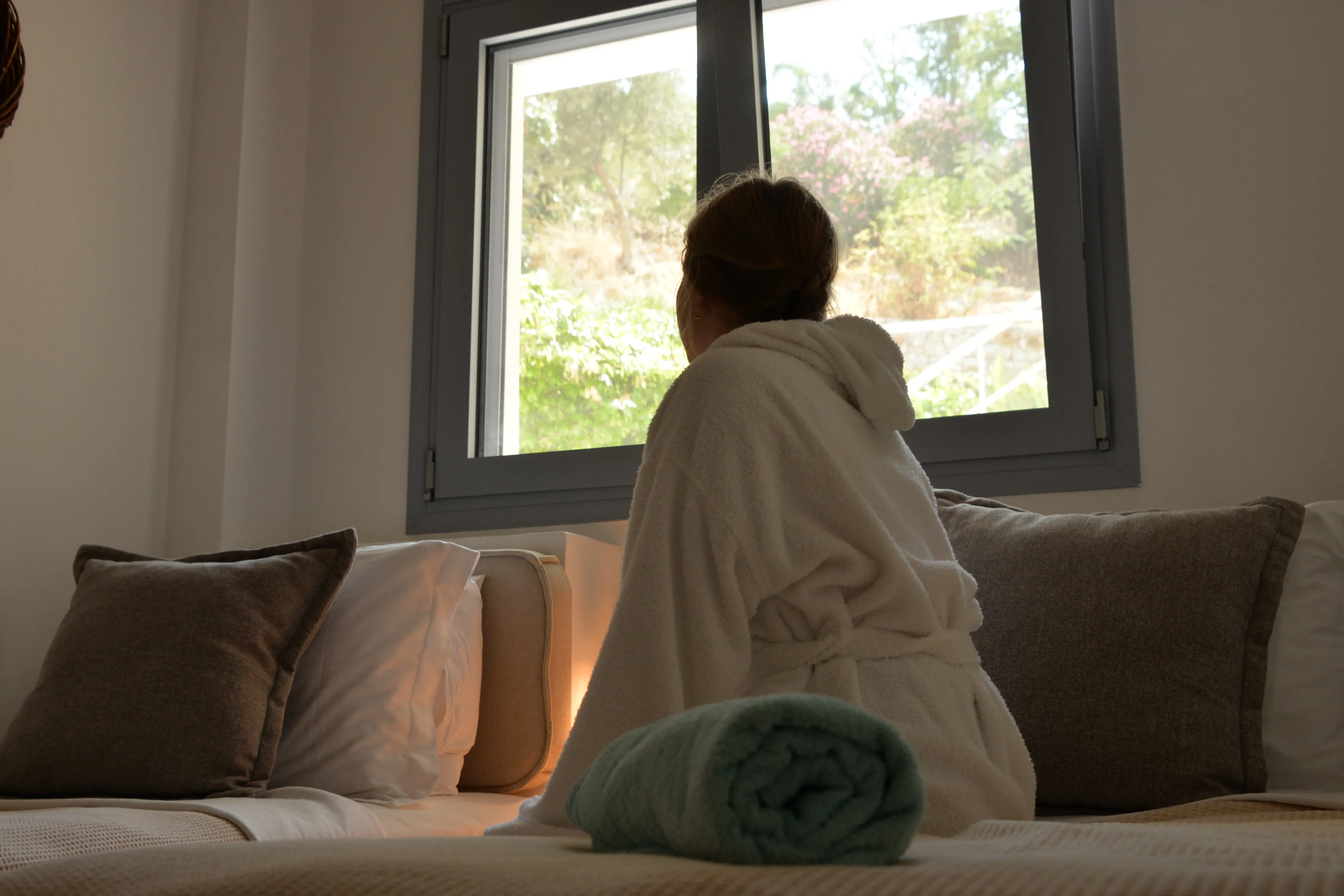Gast am Fensterplatz mit gerolltem grünem Handtuch